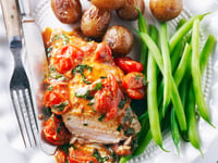 Photo de la Recette: POULET AU BEURRE D’ANCHOIS ET TOMATES AU BASILIC