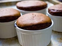 Photo de la Recette: Petits soufflés au Chocolat, Sauce au Chocolat