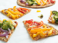 Photo de la Recette: Pizza Arc-en-ciel aux Légumes sur Pain Plat