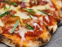 Photo de la Recette: Pizza au Bacon et au Romarin Cuite sur le Gril