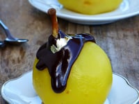 Photo de la Recette: Poires Pochées au Safran et Sauce au Chocolat