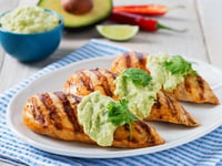 Photo de la Recette: Poulet Grillé au Chili et à la Lime Garni de Sauce à L’avocat et au Yogourt