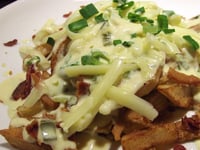 Photo de la Recette: Poutine au Vieux Cheddar et aux Lardons Sauce Dijonnaise