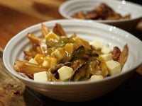 Photo de la Recette: Poutine festive, au poivron et au Saint-Paulin