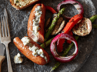 Photo de la Recette: SAUCISSES GRILLÉES FARCIES AU RÉBELLION 1837 SUR SALADE DE LÉGUMES GRILLÉS