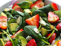 Photo de la Recette: Salade D’épinards et de Fraises…Vinaigrette au Pavot