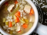 Photo de la Recette: Soupe-repas au poulet et à l’orge, excellente source de fibres