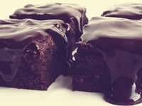 Photo de la Recette: St-Hubert Brownies au Chocolat et Sauce