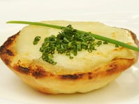 Photo de la Recette: TARTELETTES À L'EMPEREUR, À LA CRÈME D'OIGNONS ET À LA PURÉE DE DATTES
