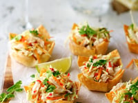 Photo de la Recette: Thai Salade de Poulet Wonton Coupes