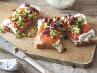 Photo de la Recette: TOASTS DE SAUMON FUMÉ, AVOCAT, BETTERAVES & CRÈME FOUETTÉE