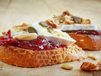 Photo de la Recette: Toasts Apéritifs au Brie, Confiture D’airelles et Graines