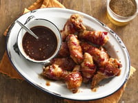 Photo de la Recette: Ailes de Poulet Enroulées au Bacon avec sauce Bourbon Barbecue