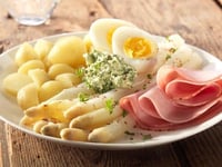 Photo de la Recette: Asperges Classique au Jambon et Crème Persillée