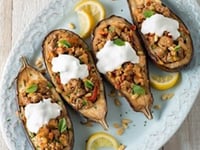 Photo de la Recette: AUBERGINES FARCIES AVEC UNE SAUCE À LA FETA ET AU KÉFIR