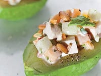 Photo de la Recette: AVOCAT FARCI AU POULET, AU CANTALOUP ET AUX NOIX DE PIN