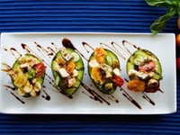 Photo de la Recette: Avocats Farcis de Salade Caprese au Poulet