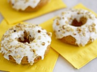 Photo de la Recette: Beignes de Gâteau aux Carottes Enrobés de Glacis au Fromage à la Crème à L’ananas