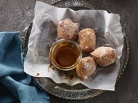 Photo de la Recette: BEIGNETS AU FROMAGE QUARK LIBERTÉ, SAUCE CARAMEL AU BEURRE SALÉ