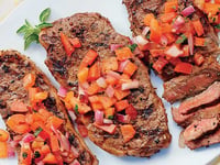 Photo de la Recette: Biftecks au Poivre et Salsa de Tomates Grillées