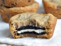 Photo de la Recette: BISCUITS AUX PÉPITES DE CHOCOLAT FARCIS À L'OREO