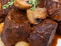 Photo de la Recette: BŒUF BRAISÉ AU MADÈRE, GARNITURES À LA BOURGUIGNONNE ET PURÉE DE POMMES DE TERRE À L’AIL CONFIT