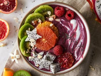 Photo de la Recette: Boisson Fouettée à L’açaï et à la Noix de Coco servie dans un Bol