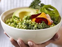 Photo de la Recette: Bols Verts de Couscous Perlé, Dukka et Avocat