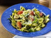 Photo de la Recette: Boucles au Poulet à L'ail Pesto de Roquette et Parmesan