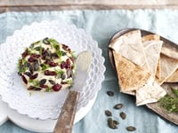 Photo de la Recette: Boules de Fromage Végétal à L'aneth, Canneberges et Graines de Tournesol