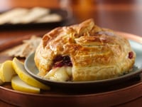 Photo de la Recette: Brie en Pâte avec Sauce aux Canneberges