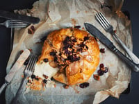 Photo de la Recette: Brie Fondant en Croûte avec Poires Caramélisées à la Bière