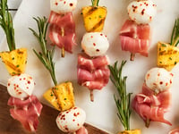 Photo de la Recette: Brochettes de Fromage Bocconcini Ananas Prosciutto et Romarin