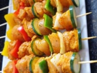 Photo de la Recette: Brochettes de Poulet et de Légumes Marinées au Quatre-Épices