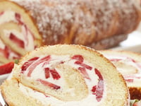 Photo de la Recette: BÛCHE À LA CRÈME ET AUX FRAISES