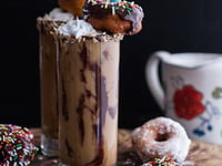 Photo de la Recette: Café Glacé à la Noix de Coco avec des Beignets de Chocolat Glacé au Chocolat