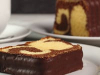 Photo de la Recette: Cake Marbré Surprise Recouvert de Chocolat