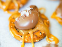 Photo de la Recette: Caramels de Bretzel Macadamia Enrobés de Chocolat et Fleur de Sel