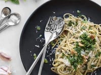 Photo de la Recette: Carbonara Crémeux Parmesan, Basilic Finement Haché et de Glaçage avec du Pesto