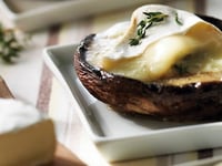 Photo de la Recette: Champignons Portobellos Garnis de Brie Canadien