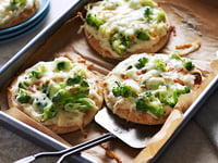 Photo de la Recette: Cheesy Broccoli Naan Pizzette 