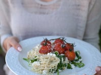 Photo de la Recette: CHEVEUX D’ANGE À LA RICOTTA, TOMATES AU BALSAMIQUE, ÉPINARDS & NOIX DE PIN