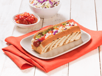 Photo de la Recette: Chien Chaud à la Mode de Montréal avec Salade de Chou