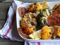 Photo de la Recette: CHOUX-FLEURS GRILLÉS ET CHIPS DE SALAMI