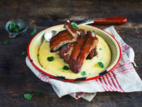 Photo de la Recette: Côtes Levées de Porc au Café avec Polenta au Fromage et aux Fines Herbes