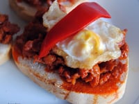 Photo de la Recette: 'Cojonudo', une 'tapa' Espagnole avec du Chorizo, des Poivrons et des Oeufs de Caille