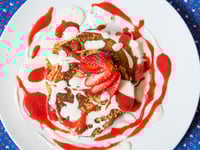 Photo de la Recette: CRÊPES À L'AVOINE NAPPÉES DE COULIS DE FRAISES ET DE CRÈME SURE AU MIEL