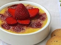 Photo de la Recette: CRÈME BRÛLÉE AUX FRAISES MACÉRÉES DANS DU MISTELLE DE FRAISE