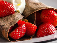 Photo de la Recette: Crêpes au Chocolat Garnies de Fraises et de Crème Fouettée