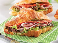 Photo de la Recette: Croissants au Jambon Fumé Pesto et Pepperoni